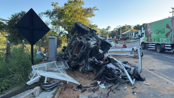 Eletricista morre e outras duas pessoas ficam feridas em colisão entre caminhões no interior do Ceará