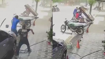 Capacete parte ao meio após rajada de vento derrubar placa sobre motociclista no Ceará; vídeo