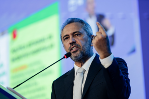 Elmano envia à Assembleia Legislativa criação de programa para repatriar cearenses que morrerem fora do Brasil