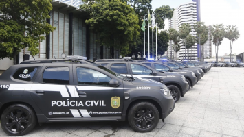 Suspeita de aplicar golpes na venda de passagens aéreas emitidas com milhas é presa em Fortaleza