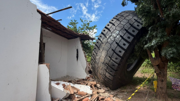 Pneus gigantes que danificaram casa no CE pesam 5 toneladas cada, e seguradora aguarda guindaste para removê-los