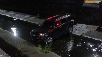 Funcionário terceirizado é preso por dirigir bêbado e cair em canal com carro do governo do Ceará
