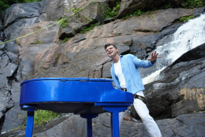 Músico se apresenta com piano de 120 kg em cachoeira no Ceará após operação logística complexa