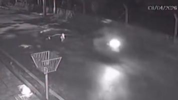 Vídeo: Motociclista sofre grave acidente ao cair em cratera em rua de Juazeiro do Norte