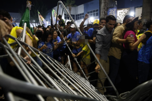 Vídeo: tumulto é registrado ao fim do evento de Flávio Bolsonaro em Fortaleza