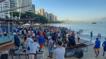 Sexta-feira da Paixão: Praia do Mucuripe fica lotada de clientes para comprar peixe
