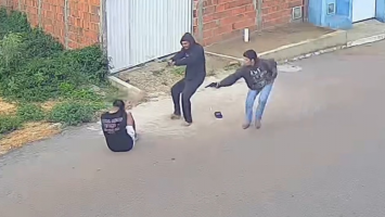 Armas de fogo falham várias vezes e jovem sobrevive a ataque de dois homens; vídeo