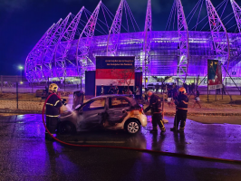 Carro pega fogo em frente à Arena Castelão, em Fortaleza; ninguém fica ferido